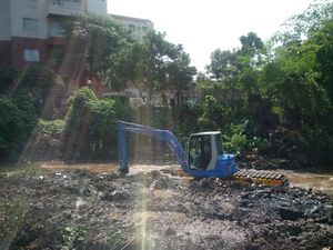 Akhirnya Kali Krukut Dikeruk Pasca Banjir Kemang, 3 Ekskavator Diterjunkan Akhirnya Kali Krukut Dikeruk Pasca Banjir Kemang, 3 Ekskavator Diterjunkan