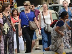 Langgar Lockdown India, Turis Australia Dihukum Tulis Maaf 500 Kali