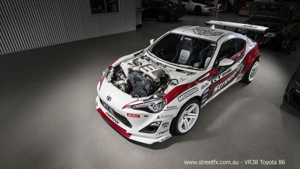 Toyota 86 Bermesin Nissan GT-R