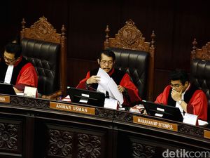 Lempar Aturan Batas Usia Perkawinan ke DPR, MK Dipertanyakan