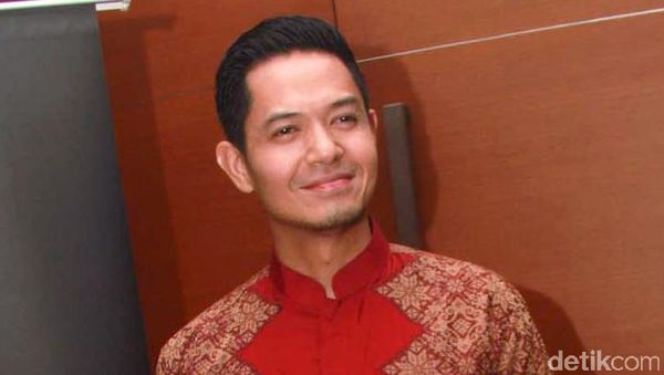 Dude Herlino Kece dengan Batik