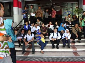 Puluhan Korban Penipuan Penerimaan CPNS Datangi Balai Kota Surabaya