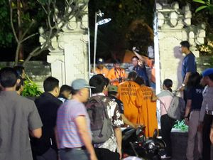 Adegan Mesra Ini Sempat Dilakukan Pasangan Bule Pembunuh Polisi Saat Rekonstruksi