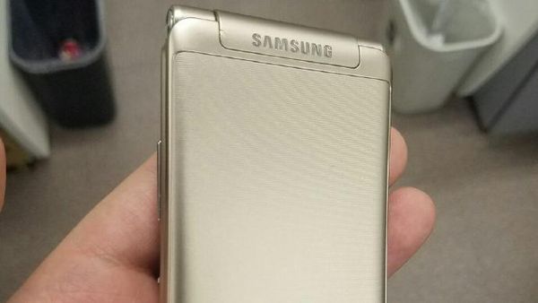 Ponsel Lipat Android Galaxy Folder 2