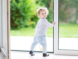 Lihat Deh Aksi Balita Ini Saat Makan Roti, Menggemaskan Banget