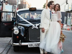 Inspirasi Gaun Pengantin Warna Pastel dari Pernikahan Model Agyness Deyn