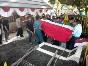 Jenazah Sulistina Dimakamkan di Samping Makam Bung Tomo Jenazah Sulistina Dimakamkan di Samping Makam Bung Tomo