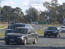 Kirim SMS Sambil Mengemudi di Canberra Didenda Rp 5 Juta