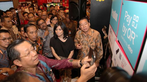 Jokowi Kunjungi Booth Sinarmas di Pameran IFFC