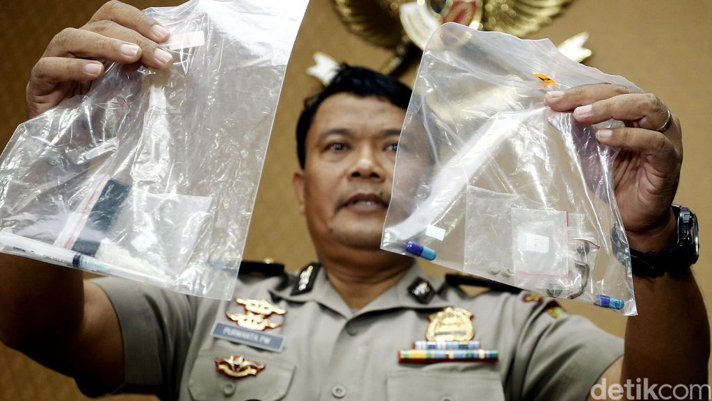 Polisi Pastikan Kristal di Rumah Gatot Brajamusti Positif Sabu Polisi Pastikan Kristal di Rumah Gatot Brajamusti Positif Sabu