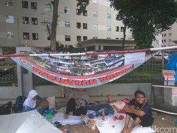 Rumah Dibongkar, Warga Rawajati Dirikan Tenda di Trotoar Dekat Kalibata City