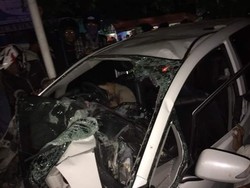 Honda Jazz Tabrak Pohon, Tiga Orang Tewas dan Dua Selamat