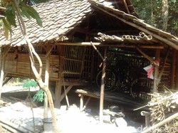 Melihat Mbah Tarjo, Kakek Sebatang Kara yang Hidup di Kandang Kambing di Brebes