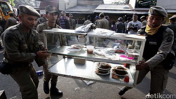 Satpol PP Bantu Warga Rawajati Evakuasi Barang-barang