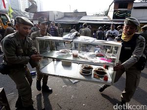 Satpol PP Bantu Warga Rawajati Evakuasi Barang-barang
