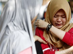 Warga Rawajati Menangis Melihat Rumahnya Dibongkar