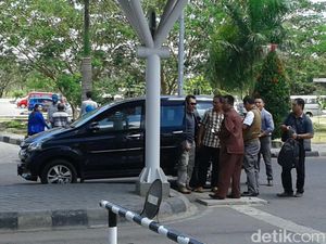 Foto Aa Gatot Brajamusti Terbaru Saat Digiring Polisi: Berkacamata dan Sepatu Kulit
