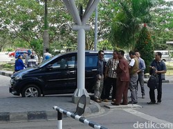 Foto Aa Gatot Brajamusti Terbaru Saat Digiring Polisi: Berkacamata dan Sepatu Kulit