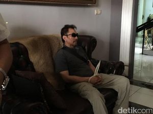 Tiba di Rumah di Pondok Pinang, Tangan Gatot Brajamusti Diikat