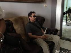 Tiba di Rumah di Pondok Pinang, Tangan Gatot Brajamusti Diikat