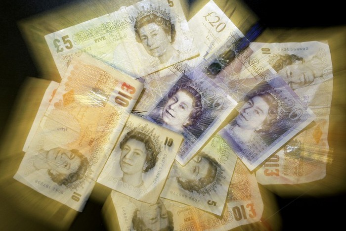 Ilustrasi Poundsterling Inggris British Sterling pound notes are pictured in London, on December 4, 2008.The British pound hit a record euro low on Thursday, while the single unit dipped against the dollar, ahead of expected interest rate cuts from the Bank of England and the European Central Bank. In London trade, the pound dropped to 1.1499 euros -- the lowest level since the creation of the European single currency in 1999. AFP PHOTO/Shaun Curry / AFP PHOTO / SHAUN CURRY