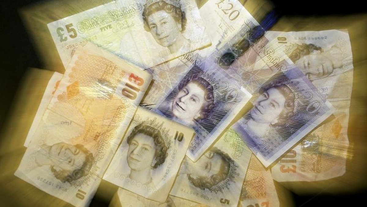 Foto: Ilustrasi poundsterling (AFP/SHAUN CURRY)