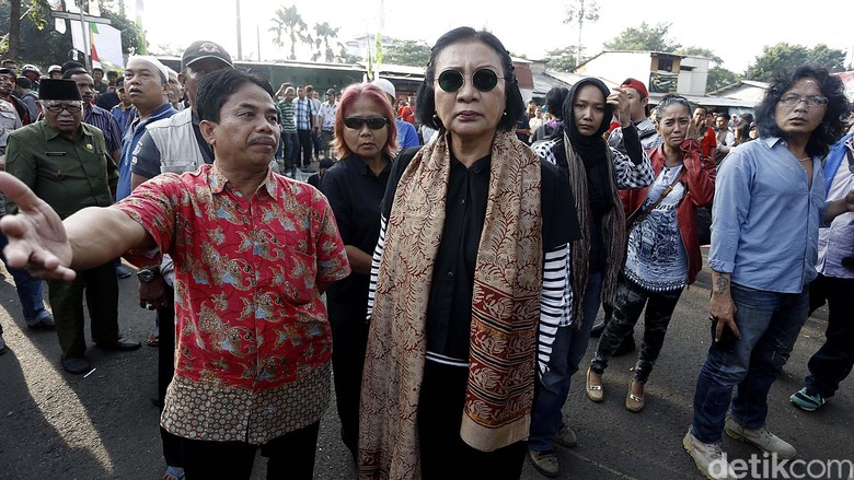 Viral Ratna Sarumpaet Marah-marah karena Mobil Diderek Viral Ratna Sarumpaet Marah-marah karena Mobil Diderek
