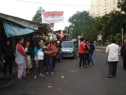 Jelang Penertiban, Ratusan Warga Rawajati Berjaga di Depan Rumahnya