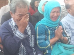 Ortu Tersangka Bom Bunuh Diri Medan Menangis Tersedu Meminta Maaf