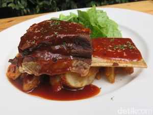 Monarchy Bistro: Makan Siang Spesial dengan Iga Panggang Berlumur Saus BBQ