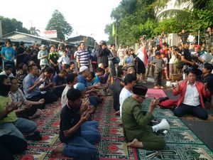 Bentrok dengan Satpol PP Mereda, Belasan Warga Rawajati Salat Duha di Jalan