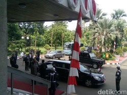 Naik Limo, Ratu Belanda Sambangi Kantor Darmin