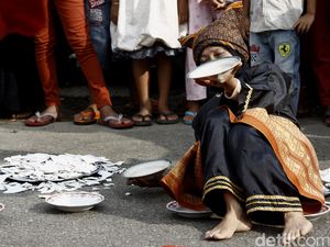 Pola Lantai Tari Piring: Makna Gerakan, Busana, dan Propertinya