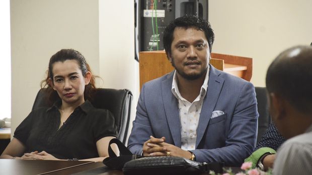 Artis Reza Artamevia (kiri) didampingi pengacaranya Ramadan Alamsyah (kanan) saat diperiksa di Kantor BNN Provinsi NTB di Mataram, Kamis (1/9). Reza Artamevia diperiksa pihak BNN dan Polda NTB terkait tertangkapnya Ketua Umum Persatuan Artis Film Indonesia (Parfi) Gatot Brajamusti saat penggerebekan oleh Polres Mataram di sebuah kamar hotel di Mataram pada Minggu (28/8/2016) malam yang diduga sedang melakukan pesta narkoba. ANTARA FOTO/Ahmad Subaidi/foc/16.