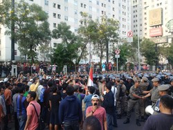 Warga Rawajati dan Satpol PP Bentrok, Lalin depan Kalibata City Macet