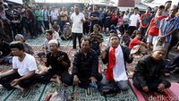 Warga Rawajati Salat Duha di Jalan