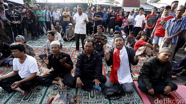 Warga Rawajati Salat Duha di Jalan