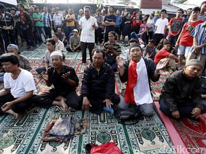 Warga Rawajati Salat Duha di Jalan
