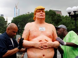 Patung Bugil Donald Trump Dilelang di AS, Profit untuk Kelompok Imigran