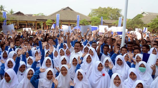 Dirut Peruri Mengajar di SMKN 1 Karawang