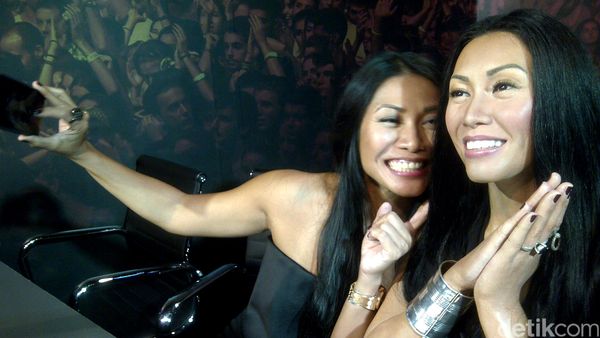 Anggun C Sasmi Eksis Selfie Bareng Kembarannya