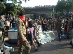 Penertiban Rawajati Diwarnai Bentrokan, Ahok: Tanya Wali Kota, Masa Semua Saya?