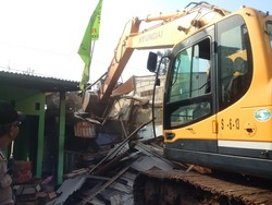 Bangunan Mulai Dirobohkan dengan Ekskavator, Warga Rawajati Histeris