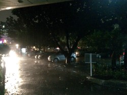 Hujan Deras Disertai Angin Kencang Guyur Jaksel