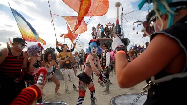 Potret Kemeriahan Festival Gurun Pasir di AS