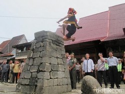 Bukti Keperkasaan Pria Indonesia Ada di Nias