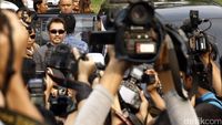 Gatot Brajamusti Dihadirkan Saat Penggeledahan Rumah