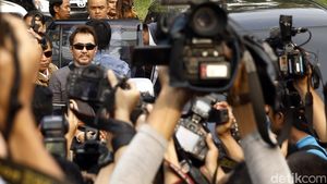 Gatot Brajamusti Dihadirkan Saat Penggeledahan Rumah