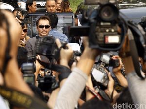 Gatot Brajamusti Dihadirkan Saat Penggeledahan Rumah