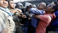 Warga Rawajati dan Satpol PP Bentrok